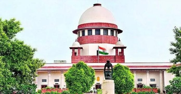 മദ്യം വാങ്ങുന്നവരുടെ പ്രായം പരിശോധിക്കുന്ന പ്രോട്ടോക്കോൾ വരണം : സുപ്രീം കോടതി നോട്ടീസ് മദ്യം വാങ്ങുന്നവരുടെ പ്രായം പരിശോധിക്കുന്ന പ്രോട്ടോക്കോൾ വരണം : സുപ്രീം കോടതി നോട്ടീസ്