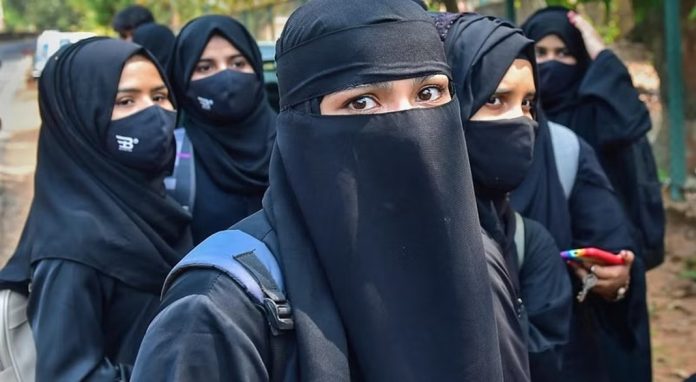 ജനുവരി ഒന്നു മുതൽ ബുർഖ നിരോധനം നടപ്പാക്കാനൊരുങ്ങി സ്വിറ്റ്സർലൻഡ് ജനുവരി ഒന്നു മുതൽ ബുർഖ നിരോധനം നടപ്പാക്കാനൊരുങ്ങി സ്വിറ്റ്സർലൻഡ്