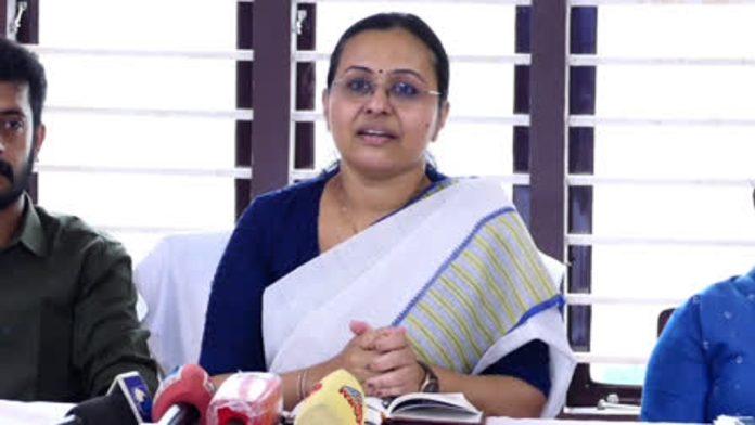 പനിക്ക് സ്വയം ചികിത്സ തേടരുത് ; എലിപ്പനി സാധ്യതയുള്ളവര്ക്ക് പ്രോട്ടോകോള് അനുസരിച്ചുള്ള ചികിത്സ സര്ക്കാര്, സ്വകാര്യ ആശുപത്രികള് ഉറപ്പാക്കണം : മന്ത്രി വീണാ ജോര്ജ് പനിക്ക് സ്വയം ചികിത്സ തേടരുത് ; എലിപ്പനി സാധ്യതയുള്ളവര്ക്ക് പ്രോട്ടോകോള് അനുസരിച്ചുള്ള ചികിത്സ സര്ക്കാര്, സ്വകാര്യ ആശുപത്രികള് ഉറപ്പാക്കണം : മന്ത്രി വീണാ ജോര്ജ്