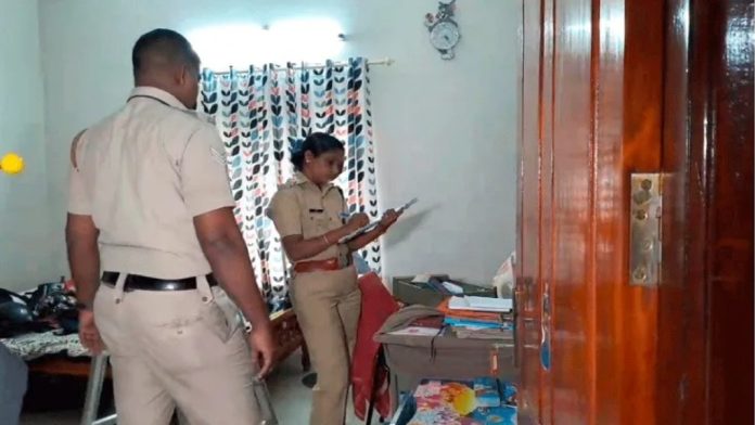 രണ്ട് വീടുകളിൽ മോഷണം ; പത്ത് പവൻ കവർന്നു രണ്ട് വീടുകളിൽ മോഷണം ; പത്ത് പവൻ കവർന്നു
