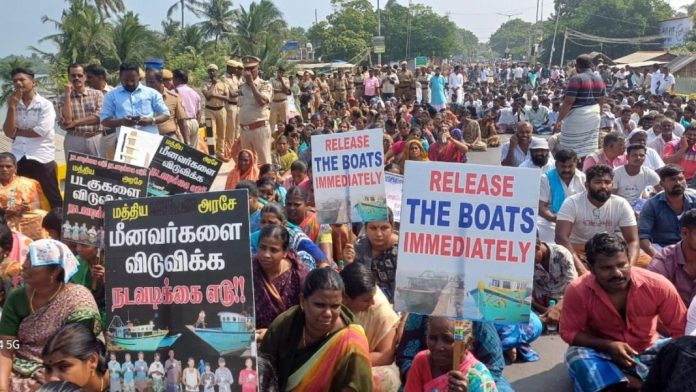 തമിഴ്നാട്ടിൽനിന്നുള്ള പന്ത്രണ്ട് മത്സ്യത്തൊഴിലാളികളെ ശ്രീലങ്കൻ നാവികസേന അറസ്റ്റ് ചെയ്തു തമിഴ്നാട്ടിൽനിന്നുള്ള പന്ത്രണ്ട് മത്സ്യത്തൊഴിലാളികളെ ശ്രീലങ്കൻ നാവികസേന അറസ്റ്റ് ചെയ്തു