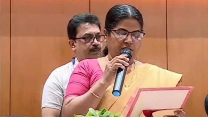 അഡ്വ. കെ രത്നകുമാരി കണ്ണൂര് ജില്ലാ പഞ്ചായത്ത് പ്രസിഡന്റ് അഡ്വ. കെ രത്നകുമാരി കണ്ണൂര് ജില്ലാ പഞ്ചായത്ത് പ്രസിഡന്റ്