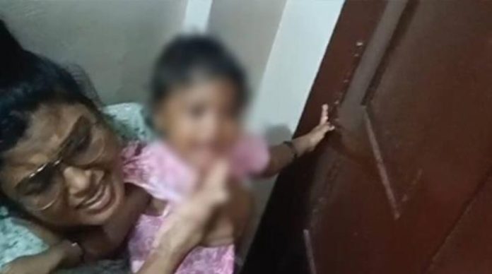 വാതിലിനും കട്ടിളയ്ക്കുമിടയിൽ പിഞ്ചുകുഞ്ഞിന്റെ കൈ കുടുങ്ങി ; രക്ഷകരായി ഫയർഫോഴ്സ് വാതിലിനും കട്ടിളയ്ക്കുമിടയിൽ പിഞ്ചുകുഞ്ഞിന്റെ കൈ കുടുങ്ങി ; രക്ഷകരായി ഫയർഫോഴ്സ്