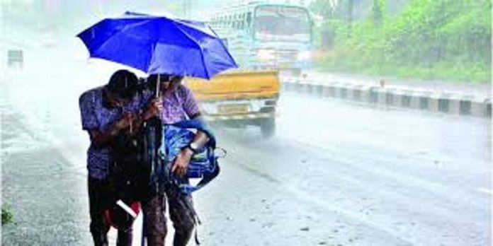 രണ്ട് ചക്രവാതച്ചുഴികൾ ; സംസ്ഥാനത്ത് ഇടിമിന്നലോടെ മഴക്ക് സാധ്യത ; ശനിയാഴ്ച വരെ ശക്തമായ മഴ മുന്നറിയിപ്പ് രണ്ട് ചക്രവാതച്ചുഴികൾ ; സംസ്ഥാനത്ത് ഇടിമിന്നലോടെ മഴക്ക് സാധ്യത ; ശനിയാഴ്ച വരെ ശക്തമായ മഴ മുന്നറിയിപ്പ്