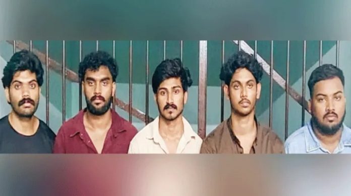 യുവാവിന്റെ തലക്കടിച്ചശേഷം കാറിൽ കടന്നുകളയാൻ ശ്രമം ; പ്രതികൾ പിടിയിൽ യുവാവിന്റെ തലക്കടിച്ചശേഷം കാറിൽ കടന്നുകളയാൻ ശ്രമം ; പ്രതികൾ പിടിയിൽ