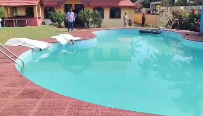 നീന്തൽക്കുളത്തിൽ യുവതികൾ മരിച്ച സംഭവം ; 2 പേർ അറസ്റ്റിൽ നീന്തൽക്കുളത്തിൽ യുവതികൾ മരിച്ച സംഭവം ; 2 പേർ അറസ്റ്റിൽ