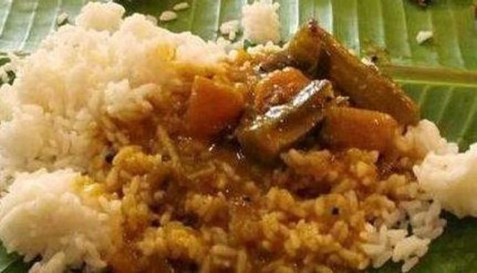 പ്രഭാത ഭക്ഷണത്തോടൊപ്പം വിളമ്പിയ സാമ്പാറിൽ പ്രാണി ; ഭക്ഷണ വിതരണ ഏജന്സിക്ക് അരലക്ഷം രൂപ പിഴ, മാപ്പ് ചോദിച്ച് റെയില്വേ പ്രഭാത ഭക്ഷണത്തോടൊപ്പം വിളമ്പിയ സാമ്പാറിൽ പ്രാണി ; ഭക്ഷണ വിതരണ ഏജന്സിക്ക് അരലക്ഷം രൂപ പിഴ, മാപ്പ് ചോദിച്ച് റെയില്വേ