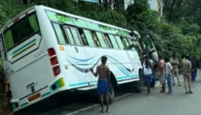 ശബരിമല തീർത്ഥാടകർ സഞ്ചരിച്ച ബസ് അഴുക്കുചാലിൽ കുടുങ്ങി ശബരിമല തീർത്ഥാടകർ സഞ്ചരിച്ച ബസ് അഴുക്കുചാലിൽ കുടുങ്ങി