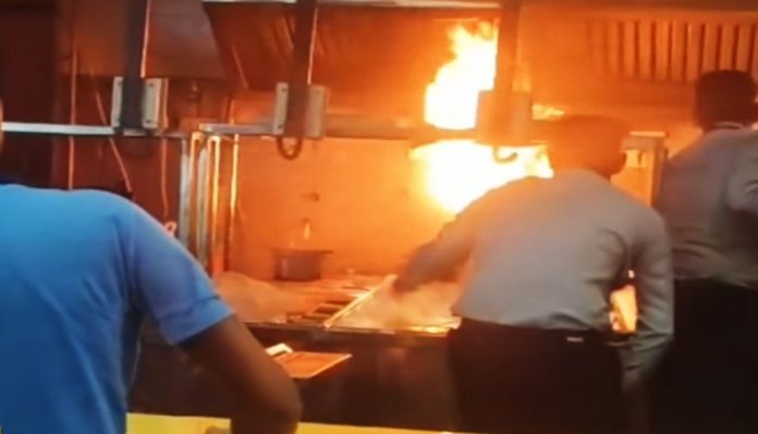 കൊൽക്കത്തയിലെ അക്രോപോളിസ് മാളിൽ വീണ്ടും തീപിടിത്തം കൊൽക്കത്തയിലെ അക്രോപോളിസ് മാളിൽ വീണ്ടും തീപിടിത്തം