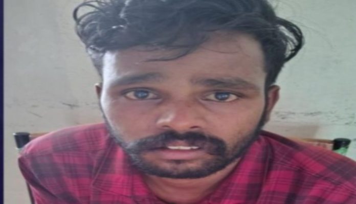 വീട്ടമ്മയുടെ സ്വര്ണമാല പൊട്ടിച്ചെടുത്ത യുവാവിനെ പോലീസ് പിന്തുടര്ന്ന് പിടികൂടി വീട്ടമ്മയുടെ സ്വര്ണമാല പൊട്ടിച്ചെടുത്ത യുവാവിനെ പോലീസ് പിന്തുടര്ന്ന് പിടികൂടി