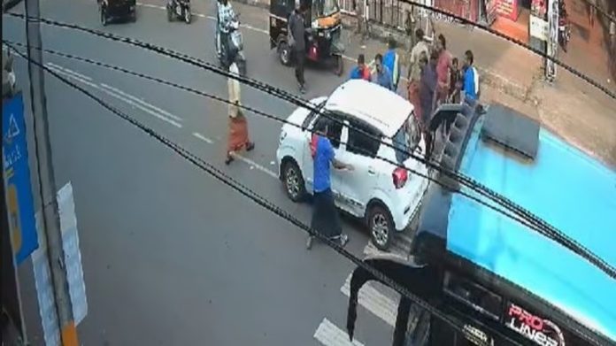 സീബ്രാലൈനിലൂടെ റോഡ് മുറിച്ചു കടക്കുന്നതിനിടെ വിദ്യാർഥിനികളെ കാറിടിച്ചു സീബ്രാലൈനിലൂടെ റോഡ് മുറിച്ചു കടക്കുന്നതിനിടെ വിദ്യാർഥിനികളെ കാറിടിച്ചു