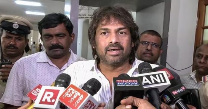 കന്നഡ സംസാരിക്കാത്തതിനെ ചോദ്യംചെയ്ത് വിദ്യാർത്ഥി : നടപടിയെടുക്കണമെന്ന് കർണാടക വിദ്യാഭ്യാസ മന്ത്രി കന്നഡ സംസാരിക്കാത്തതിനെ ചോദ്യംചെയ്ത് വിദ്യാർത്ഥി : നടപടിയെടുക്കണമെന്ന് കർണാടക വിദ്യാഭ്യാസ മന്ത്രി