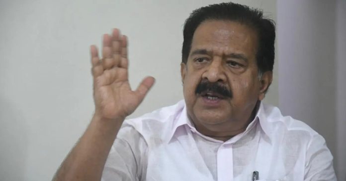 പെട്ടി പൊട്ടിക്കുമ്പോൾ അറിയാം : സന്ദീപ് വാര്യരുടെ വരവിനെക്കുറിച്ച് പ്രതികരിച്ച് രമേശ് ചെന്നിത്തല പെട്ടി പൊട്ടിക്കുമ്പോൾ അറിയാം : സന്ദീപ് വാര്യരുടെ വരവിനെക്കുറിച്ച് പ്രതികരിച്ച് രമേശ് ചെന്നിത്തല