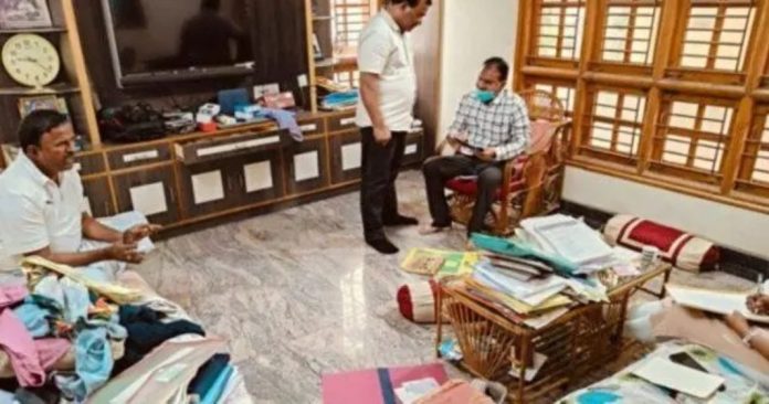 കർണാടകയിലെ സർക്കാർ ഉദ്യോഗസ്ഥരുടെ വീടുകളിൽ ലോകായുക്ത റെയ്ഡ് കർണാടകയിലെ സർക്കാർ ഉദ്യോഗസ്ഥരുടെ വീടുകളിൽ ലോകായുക്ത റെയ്ഡ്