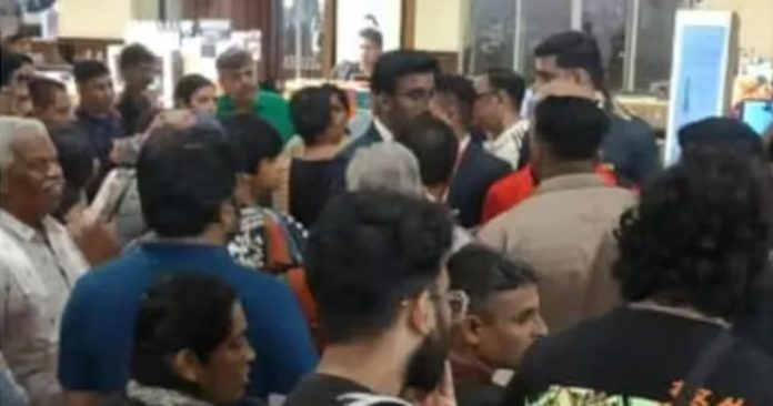 എയർ ഇന്ത്യാ വിമാനം വൈകുന്നതിനെതിരെ പ്രതിഷേധവുമായി യാത്രക്കാർ എയർ ഇന്ത്യാ വിമാനം വൈകുന്നതിനെതിരെ പ്രതിഷേധവുമായി യാത്രക്കാർ