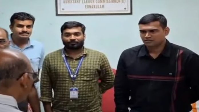കൈക്കൂലി വാങ്ങുന്നതിനിടെ അസിസ്റ്റന്റ് ലേബര് കമ്മീഷണര് വിജിലന്സിന്റെ പിടിയില് കൈക്കൂലി വാങ്ങുന്നതിനിടെ അസിസ്റ്റന്റ് ലേബര് കമ്മീഷണര് വിജിലന്സിന്റെ പിടിയില്