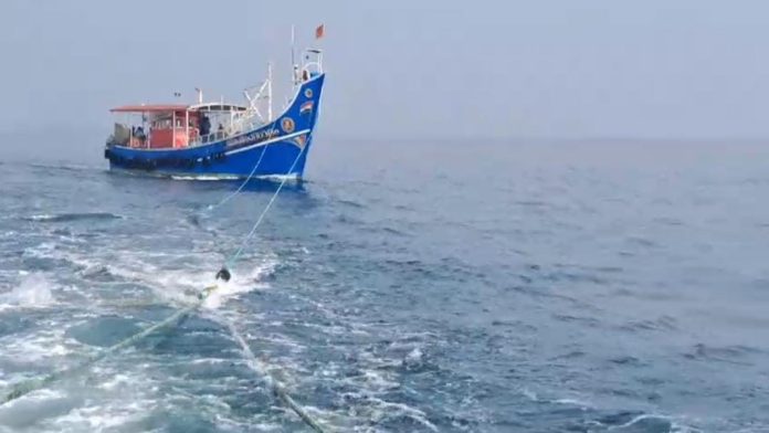 കടലില് കുടുങ്ങിയ 40 മത്സ്യതൊഴിലാളികളെ രക്ഷപ്പെടുത്തി കടലില് കുടുങ്ങിയ 40 മത്സ്യതൊഴിലാളികളെ രക്ഷപ്പെടുത്തി