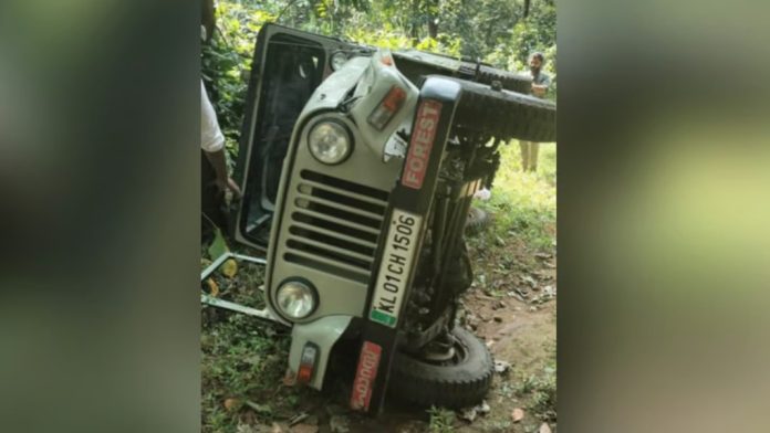 വനപാലകര് സഞ്ചരിച്ച ജീപ്പ് കാട്ടാന മറിച്ചിട്ടു ; രണ്ടു പേർക്ക് പരിക്ക് വനപാലകര് സഞ്ചരിച്ച ജീപ്പ് കാട്ടാന മറിച്ചിട്ടു ; രണ്ടു പേർക്ക് പരിക്ക്