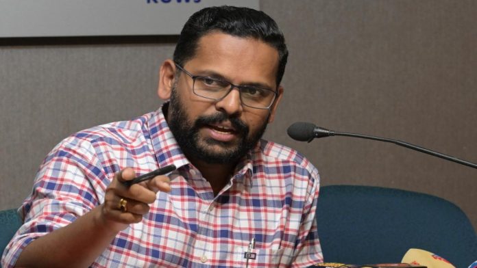 അനിയാ, ഇനി ആ ചിഹ്നം ഉപേക്ഷിച്ചോളൂ. എന്നാല് ആ സ്റ്റെതസ്കോപ്പ് കളയണ്ട. ഇനി നമുക്ക് ജോലി ചെയ്ത് ജീവിക്കാം ; ഡോ. പി സരിനെ ട്രോളി ഡോ. എസ്എസ് ലാല് അനിയാ, ഇനി ആ ചിഹ്നം ഉപേക്ഷിച്ചോളൂ. എന്നാല് ആ സ്റ്റെതസ്കോപ്പ് കളയണ്ട. ഇനി നമുക്ക് ജോലി ചെയ്ത് ജീവിക്കാം ; ഡോ. പി സരിനെ ട്രോളി ഡോ. എസ്എസ് ലാല്