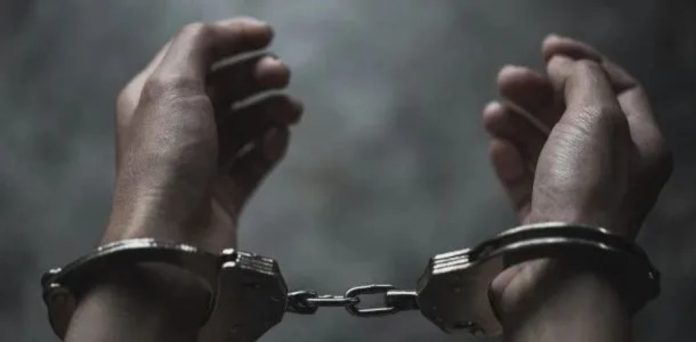 ജ്വല്ലറി ഉടമയെ ആക്രമിച്ച് രണ്ടരക്കോടി രൂപയുടെ സ്വര്ണം കവര്ന്ന കേസ് ; നാലുപേർ പിടിയിൽ ജ്വല്ലറി ഉടമയെ ആക്രമിച്ച് രണ്ടരക്കോടി രൂപയുടെ സ്വര്ണം കവര്ന്ന കേസ് ; നാലുപേർ പിടിയിൽ