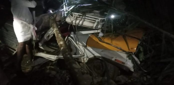 കൂമ്പാറ കക്കാടം പൊയിൽ തൊഴിലാളികള് സഞ്ചരിച്ച വാഹനം മറിഞ്ഞു ; ഒരാൾ മരിച്ചു, നിരവധി പേർക്ക് പരിക്ക് കൂമ്പാറ കക്കാടം പൊയിൽ തൊഴിലാളികള് സഞ്ചരിച്ച വാഹനം മറിഞ്ഞു ; ഒരാൾ മരിച്ചു, നിരവധി പേർക്ക് പരിക്ക്
