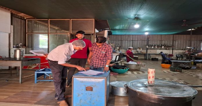 കാറ്ററിംഗ് യൂണിറ്റുകളില് വ്യാപക പരിശോധന : 10 സ്ഥാപനങ്ങളുടെ പ്രവര്ത്തനം നിര്ത്തിവയ്പ്പിച്ചു കാറ്ററിംഗ് യൂണിറ്റുകളില് വ്യാപക പരിശോധന : 10 സ്ഥാപനങ്ങളുടെ പ്രവര്ത്തനം നിര്ത്തിവയ്പ്പിച്ചു