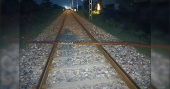 റെയിൽവേ ട്രാക്കിൽ ഇരുമ്പ് ദണ്ഡ് ; അന്വേഷണം ആരംഭിച്ച് റെയിൽവേ റെയിൽവേ ട്രാക്കിൽ ഇരുമ്പ് ദണ്ഡ് ; അന്വേഷണം ആരംഭിച്ച് റെയിൽവേ