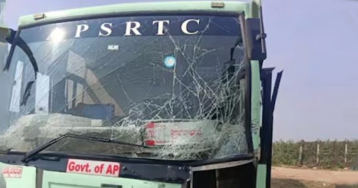ആന്ധ്രയിൽ ബസും ഓട്ടോയും കൂട്ടിയിടിച്ച് അപകടം ; 7 മരണം ആന്ധ്രയിൽ ബസും ഓട്ടോയും കൂട്ടിയിടിച്ച് അപകടം ; 7 മരണം