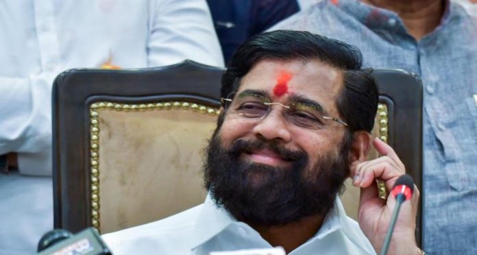 മഹാരാഷ്ട്രയില് ഏക്നാഥ് ഷിന്ഡെ മുഖ്യമന്ത്രിയായി തുടരണം ; ആവശ്യവുമായി ശിവസേന മഹാരാഷ്ട്രയില് ഏക്നാഥ് ഷിന്ഡെ മുഖ്യമന്ത്രിയായി തുടരണം ; ആവശ്യവുമായി ശിവസേന