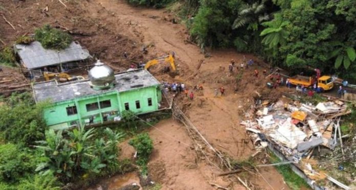 മിന്നൽ പ്രളയം, പേമാരി : സുമാത്രയിൽ 16 പേർ മരിച്ചു മിന്നൽ പ്രളയം, പേമാരി : സുമാത്രയിൽ 16 പേർ മരിച്ചു