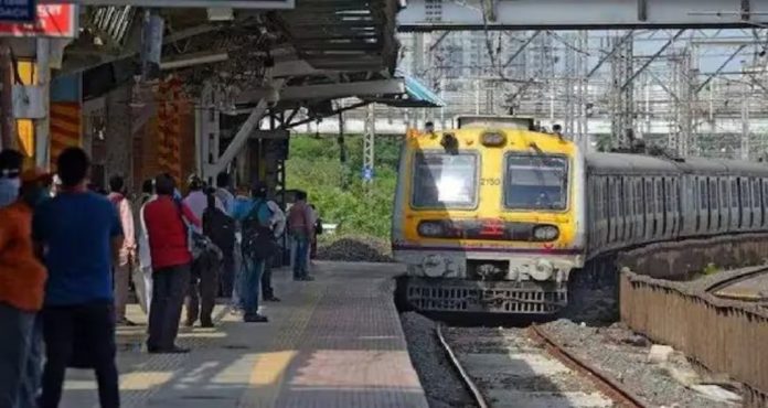 മുംബൈ ലോക്കല് ട്രെയിനുകളെല്ലാം ശീതികരിക്കാനൊരുങ്ങി മഹാരാഷ്ട്ര സര്ക്കാര് മുംബൈ ലോക്കല് ട്രെയിനുകളെല്ലാം ശീതികരിക്കാനൊരുങ്ങി മഹാരാഷ്ട്ര സര്ക്കാര്