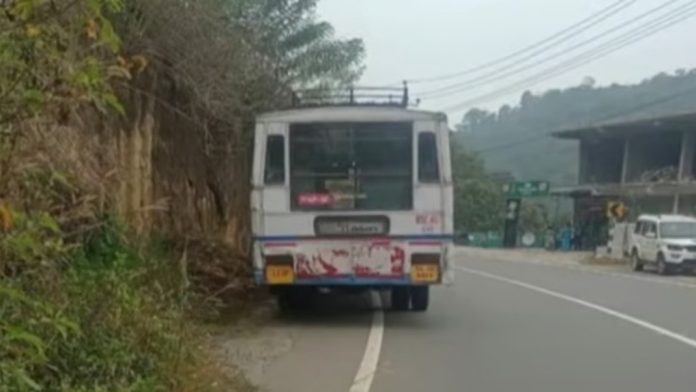 ഓടിക്കൊണ്ടിരുന്ന കെഎസ്ആര്ടിസി ബസില് നിന്നും തെറിച്ചു വീണ് സ്ത്രീ മരിച്ചു ഓടിക്കൊണ്ടിരുന്ന കെഎസ്ആര്ടിസി ബസില് നിന്നും തെറിച്ചു വീണ് സ്ത്രീ മരിച്ചു