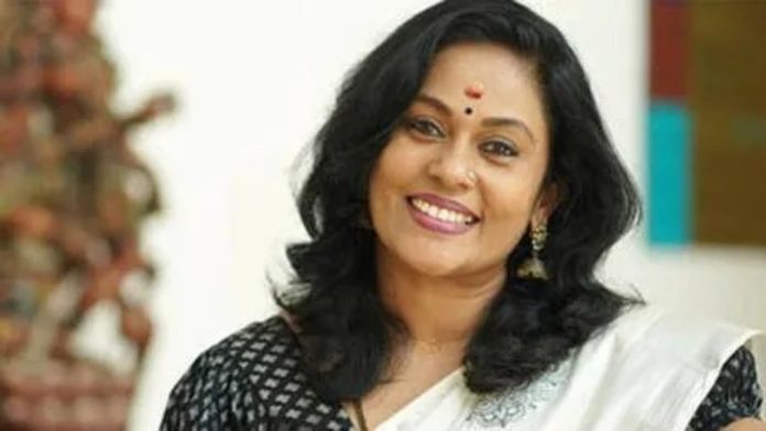നമ്മുടെ കയ്യിലാണ് റിമോട്ട് ഉള്ളത്, വേണ്ട എന്ന് തോന്നുന്നത് കാണാതിരിക്കുക: നടി സീമ ജി നായർ നമ്മുടെ കയ്യിലാണ് റിമോട്ട് ഉള്ളത്, വേണ്ട എന്ന് തോന്നുന്നത് കാണാതിരിക്കുക: നടി സീമ ജി നായർ