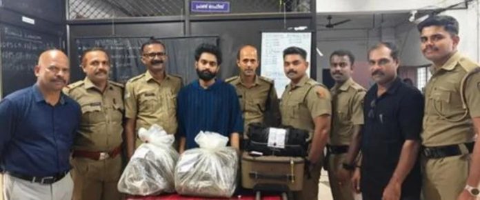 ഒഡീഷയിൽ നിന്നും ട്രെയിനിൽ കഞ്ചാവ് കടത്തൽ ; യുവാവ് എക്സൈസിന്റെ പിടിയിൽ ഒഡീഷയിൽ നിന്നും ട്രെയിനിൽ കഞ്ചാവ് കടത്തൽ ; യുവാവ് എക്സൈസിന്റെ പിടിയിൽ