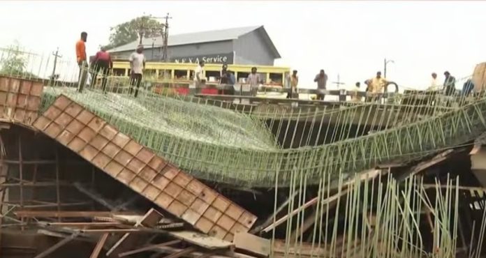 കൊല്ലം അയത്തിലില് നിര്മ്മാണത്തിരുന്ന പാലം തകര്ന്നു വീണു കൊല്ലം അയത്തിലില് നിര്മ്മാണത്തിരുന്ന പാലം തകര്ന്നു വീണു