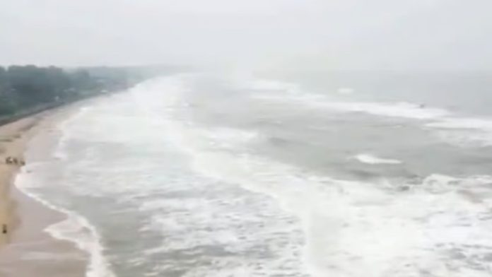 ഫിന്ജാല് ചുഴലിക്കാറ്റ് : തമിഴ്നാട്ടില് ആറ് ജില്ലകളിലെ സ്കൂളുകള്ക്ക് നാളെ അവധി ഫിന്ജാല് ചുഴലിക്കാറ്റ് : തമിഴ്നാട്ടില് ആറ് ജില്ലകളിലെ സ്കൂളുകള്ക്ക് നാളെ അവധി