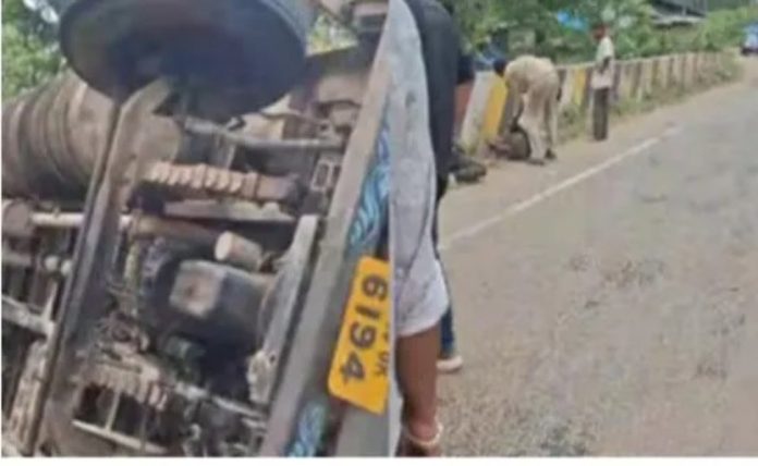 കണ്ടെയ്നര് ലോറി മറിഞ്ഞു ; ഒരാള് മരിച്ചു കണ്ടെയ്നര് ലോറി മറിഞ്ഞു ; ഒരാള് മരിച്ചു