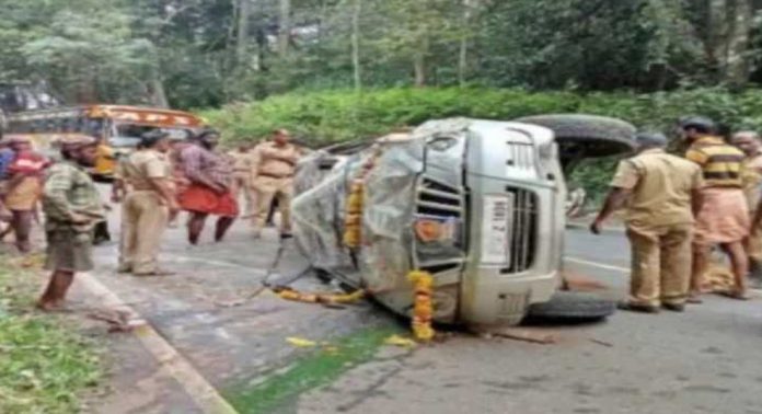 ശബരിമല തീർത്ഥാടകർ സഞ്ചരിച്ച കാർ അപകടത്തിൽപെട്ടു ; നാലു പേർക്ക് പരിക്ക് ശബരിമല തീർത്ഥാടകർ സഞ്ചരിച്ച കാർ അപകടത്തിൽപെട്ടു ; നാലു പേർക്ക് പരിക്ക്