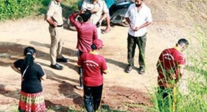 റെയിൽവേ മേൽപ്പാലത്തിലൂടെ നടന്ന പതിനേഴുകാരന് രക്ഷകനായി റെയിൽവേ പോലീസ് സ്റ്റേഷനിലെ സീനിയർ സിവിൽ പോലീസ് ഓഫീസർ റെയിൽവേ മേൽപ്പാലത്തിലൂടെ നടന്ന പതിനേഴുകാരന് രക്ഷകനായി റെയിൽവേ പോലീസ് സ്റ്റേഷനിലെ സീനിയർ സിവിൽ പോലീസ് ഓഫീസർ