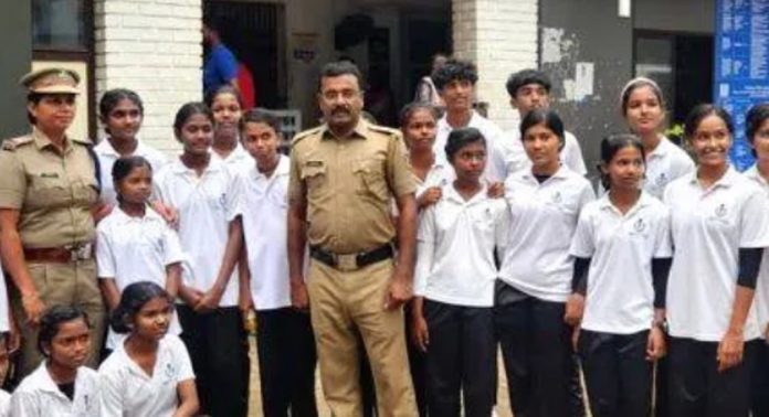 പെരിങ്ങനാട് തൃച്ചേന്ദമംഗലം ഗവ.ഹയർസെക്കൻഡറി സ്കൂളിലെ എസ്.പി.സി കേഡറ്റുകൾ അടൂർ ജനമൈത്രി പോലീസ് സ്റ്റേഷൻ സന്ദർശിച്ചു പെരിങ്ങനാട് തൃച്ചേന്ദമംഗലം ഗവ.ഹയർസെക്കൻഡറി സ്കൂളിലെ എസ്.പി.സി കേഡറ്റുകൾ അടൂർ ജനമൈത്രി പോലീസ് സ്റ്റേഷൻ സന്ദർശിച്ചു