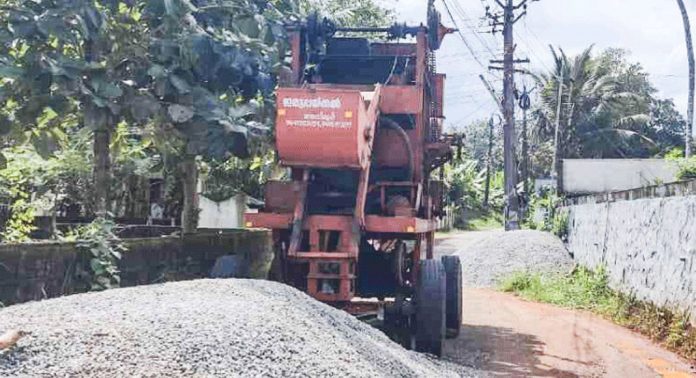 കനാൻ നഗറിലേക്കുള്ള റോഡ് ടാറിങ്ങിനായി കൊണ്ടിട്ട മിക്സർ മെഷീൻ ഗതാഗത തടസ്സം സൃഷ്ടിക്കുന്നു കനാൻ നഗറിലേക്കുള്ള റോഡ് ടാറിങ്ങിനായി കൊണ്ടിട്ട മിക്സർ മെഷീൻ ഗതാഗത തടസ്സം സൃഷ്ടിക്കുന്നു