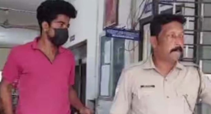 പ്ലസ് വൺ വിദ്യാർത്ഥിനിയോട് ലൈംഗിക അതിക്രമം ; ട്യൂട്ടോറിയൽ കോളേജ് പ്രിൻസിപ്പാൾ പിടിയിൽ പ്ലസ് വൺ വിദ്യാർത്ഥിനിയോട് ലൈംഗിക അതിക്രമം ; ട്യൂട്ടോറിയൽ കോളേജ് പ്രിൻസിപ്പാൾ പിടിയിൽ