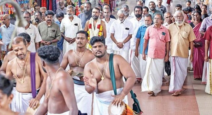 അയ്യപ്പന്റെ മാതൃസ്ഥാനത്ത് നിയുക്ത മേൽശാന്തിക്ക് വരവേൽപ്പ് നടത്തി അയ്യപ്പന്റെ മാതൃസ്ഥാനത്ത് നിയുക്ത മേൽശാന്തിക്ക് വരവേൽപ്പ് നടത്തി