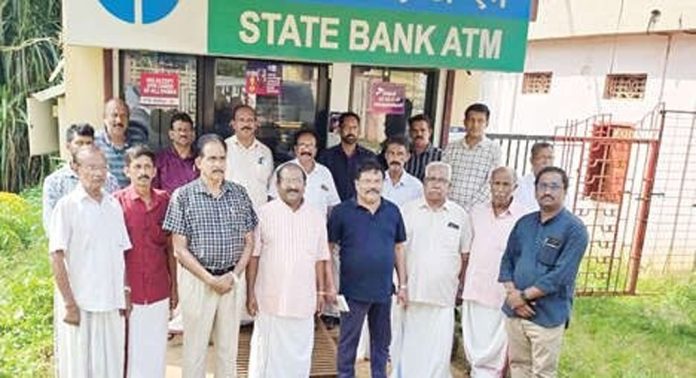 എസ്.ബി.ഐയുടെ വാളക്കുഴിയിലെ എ.ടി.എം. കൗണ്ടർ തുറക്കാത്തതില് പ്രതിഷേധം എസ്.ബി.ഐയുടെ വാളക്കുഴിയിലെ എ.ടി.എം. കൗണ്ടർ തുറക്കാത്തതില് പ്രതിഷേധം