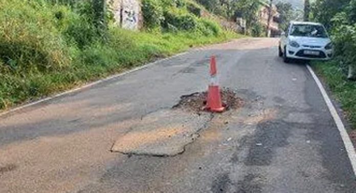 പൈപ്പ് പൊട്ടി പെരുനാട്- അത്തിക്കയം റോഡ് തകർന്നു പൈപ്പ് പൊട്ടി പെരുനാട്- അത്തിക്കയം റോഡ് തകർന്നു