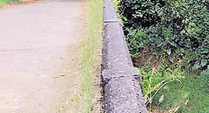 കല്ലൂപ്പാറ പ്രയാറ്റുകടവ് നീർപ്പാലത്തോടു ചേർന്ന് മണിമലയാറിന്റെ തീരം ഇടിയുന്നു കല്ലൂപ്പാറ പ്രയാറ്റുകടവ് നീർപ്പാലത്തോടു ചേർന്ന് മണിമലയാറിന്റെ തീരം ഇടിയുന്നു