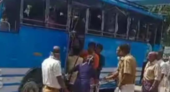 ബസിൽ കുഴഞ്ഞു വീണ യാത്രികയ്ക്ക് രക്ഷകരായി ബസ് ജീവനക്കാർ ബസിൽ കുഴഞ്ഞു വീണ യാത്രികയ്ക്ക് രക്ഷകരായി ബസ് ജീവനക്കാർ