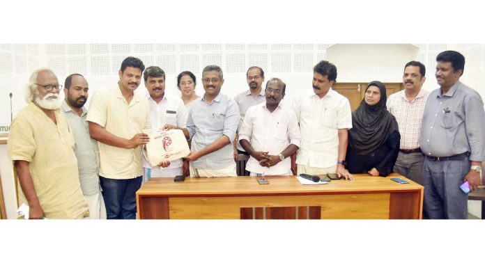 ആദ്യ അന്താരാഷ്ട്ര ചലച്ചിത്രമേളയ്ക്ക് ആവേശ പ്രതികരണം ; ഡെലിഗേറ്റ് രജിസ്ട്രേഷൻ അവസാന ഘട്ടത്തിലേക്ക് – പാസ് വിതരണം ആരംഭിച്ചു ആദ്യ അന്താരാഷ്ട്ര ചലച്ചിത്രമേളയ്ക്ക് ആവേശ പ്രതികരണം ; ഡെലിഗേറ്റ് രജിസ്ട്രേഷൻ അവസാന ഘട്ടത്തിലേക്ക് – പാസ് വിതരണം ആരംഭിച്ചു