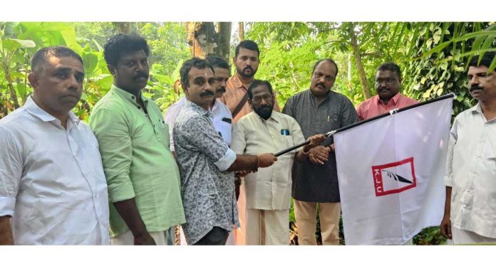 കെ ജെ യു ജില്ലാ സമ്മേളനത്തിന്റെ പതാക ജാഥയ്ക്ക് വമ്പിച്ച സ്വീകരണം കെ ജെ യു ജില്ലാ സമ്മേളനത്തിന്റെ പതാക ജാഥയ്ക്ക് വമ്പിച്ച സ്വീകരണം