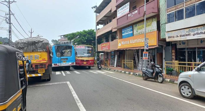 സമരങ്ങള്ക്കും കോടതി ഉത്തരവിനും പുല്ലുവില കല്പ്പിച്ച് ഒരു വിഭാഗം സ്വകാര്യ, കെ.എസ്.ആർ.ടി.സി ബസുകൾ സമരങ്ങള്ക്കും കോടതി ഉത്തരവിനും പുല്ലുവില കല്പ്പിച്ച് ഒരു വിഭാഗം സ്വകാര്യ, കെ.എസ്.ആർ.ടി.സി ബസുകൾ
